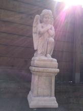 Ange à genoux - statue en pierre - 80 cm - sur socle